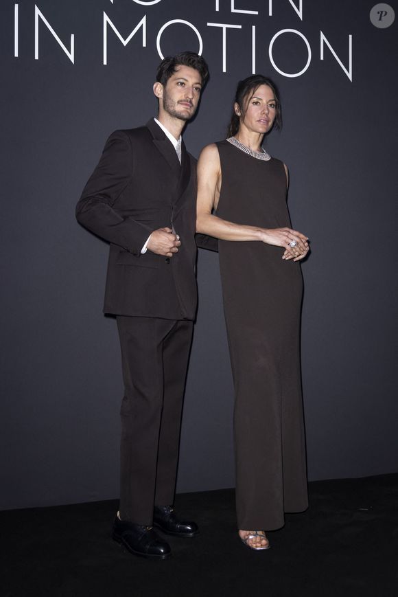 Pierre Niney et sa compagne Natasha Andrews - Photocall du dîner "Women in Motion" par le groupe Kering, Place de la Castre, lors du 77ème Festival International du Film de Cannes le 19 mai 2024. © Olivier Borde/Bestimage