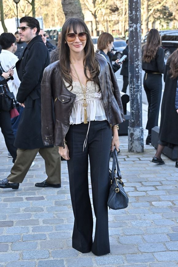 Rashida Jones arrive au défilé Chloé pendant la semaine de la mode à Paris, France, le 6 mars 2025. Photo by Julien Reynaud/APS-Medias/ABACAPRESS.COM