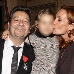 Un événement très important pour l'humoriste qui a invité pour l'occasion son ex Christelle Bardet et leur fille Célestine. 

Exclusif - Laurent Gerra, Christelle Bardet et leur fille Célestine - Laurent Gerra reçoit la légion d’honneur de la part du grand chancelier F. Lecointre en présence de la première dame, B. Macron au Palais de la Légion d'honneur à Paris le 29 septembre 2025. © Cyril Moreau/Bestimage