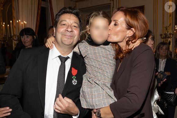 Un événement très important pour l'humoriste qui a invité pour l'occasion son ex Christelle Bardet et leur fille Célestine. 

Exclusif - Laurent Gerra, Christelle Bardet et leur fille Célestine - Laurent Gerra reçoit la légion d’honneur de la part du grand chancelier F. Lecointre en présence de la première dame, B. Macron au Palais de la Légion d'honneur à Paris le 29 septembre 2025. © Cyril Moreau/Bestimage