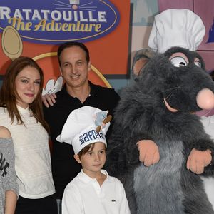 Emilie Dequenne, sa fille Milla Savarese, son fiancé Michel Ferracci et les fils de ce dernier lors de la présentation en avant-première de la nouvelle attraction "Ratatouille : L'aventure totalement toquée" à Disneyland Paris à Marne-la-Vallée, le 21 juin 2014. © COADIC GUIREC / BESTIMAGE