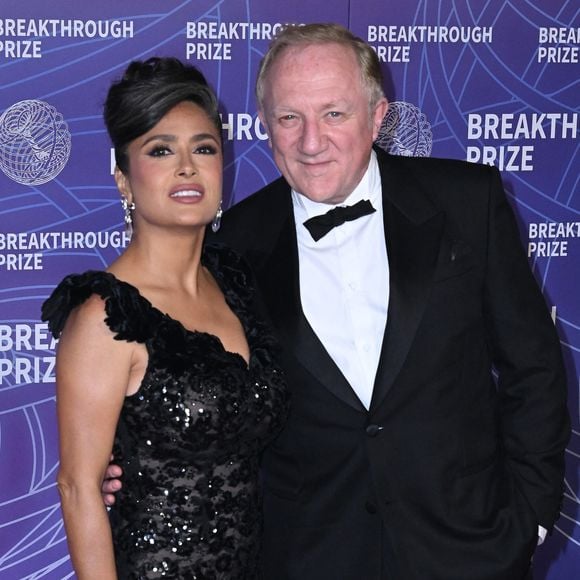 La maison affichait alors plus de 250 millions d’euros de chiffre d’affaires et une croissance à deux chiffres, avec 36 boutiques et environ 1 400 points de vente dans le monde. 

Salma Hayek-Pinault et son mari François-Henri Pinault - Photocall de la 12éme cérémonie de remise des prix Breakthrough à Los Angeles le 18 février 2026. Broadimage / Bestimage