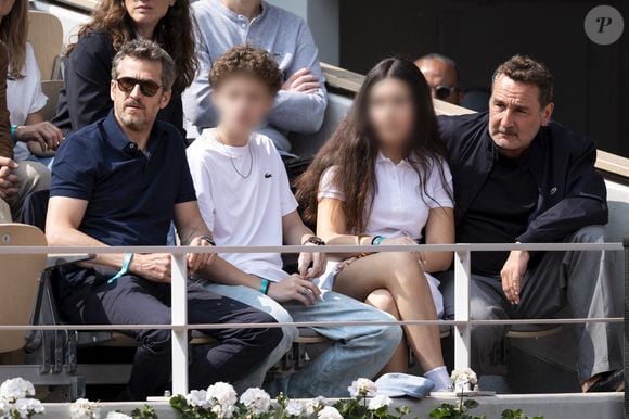 Guillaume Canet, son fils Marcel, Gilles Lellouche et sa fille Ava en tribunes lors de la finale messieurs des Internationaux de France de Tennis de Roland Garros 2025 (jour 15), à Paris, France, le 8 juin 2025. © Cyril Moreau/Bestimage