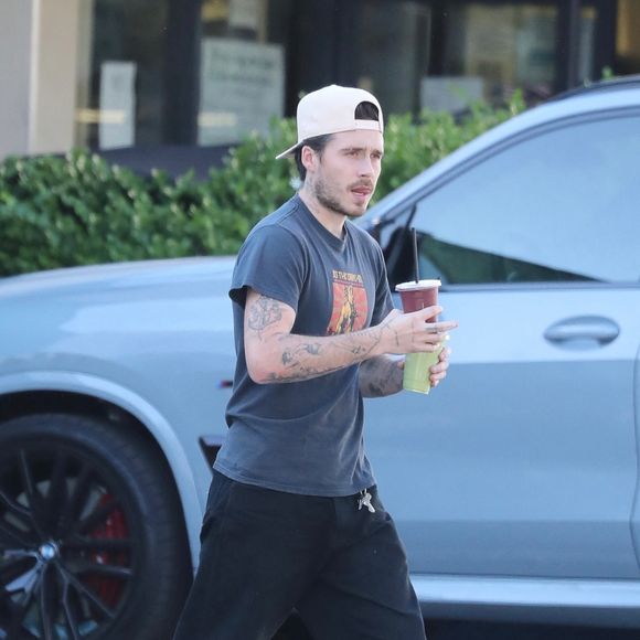 Brooklyn Beckham sort du Earth Bar à Los Angeles, portant deux boissons lors d'une sortie matinale décontractée. @Backgrid USA / Bestimage