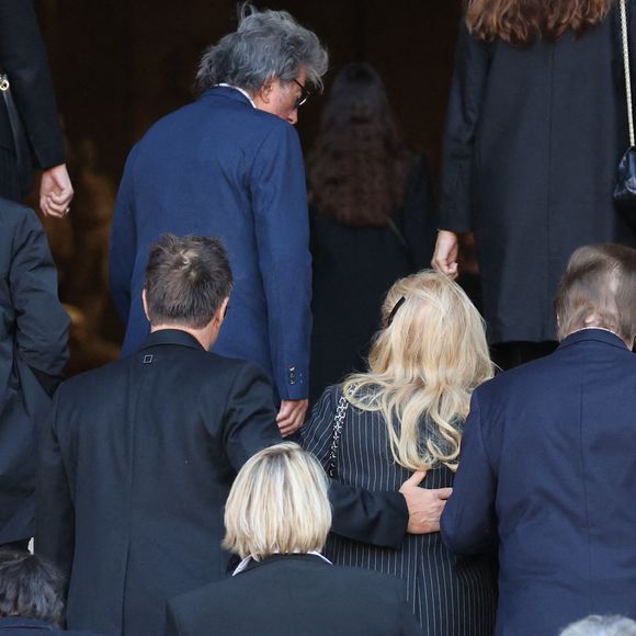 Tony Frank, David Hallyday, Sylvie Vartan et son mari Tony Scotti - Obsèques de Nathalie Baye en l'église Saint-Sulpice à Paris le 24 avril 2026. © Dominique Jacovides - Coadic Guirec / Bestimage