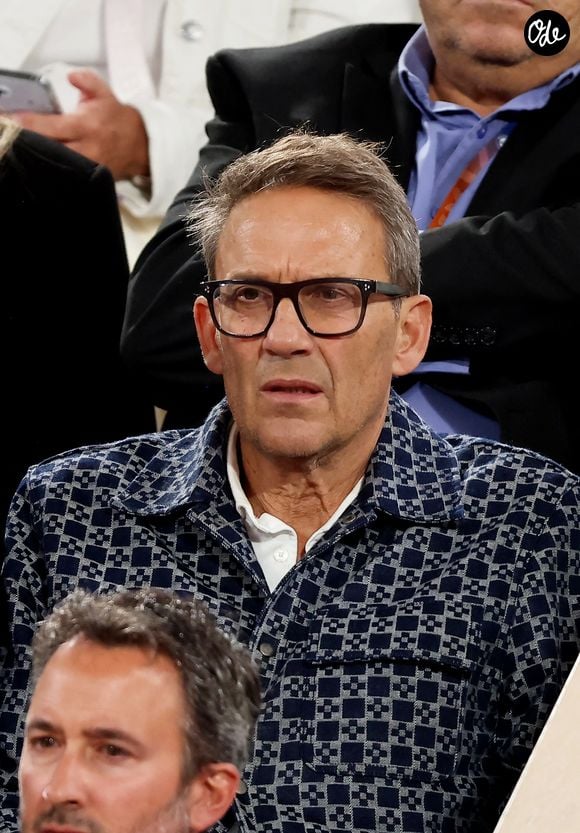 Dès mercredi soir, Julien Courbet avait fait part de son inquiétude sur X, alors que l'incendie se trouvait encore à une cinquantaine de kilomètres de son lieu de vacances

Julien Courbet dans les tribunes lors des Internationaux de France de Tennis de Roland Garros 2025, à Paris, France, le 27 mai 2025. © Jacovides-Moreau/Bestimage
