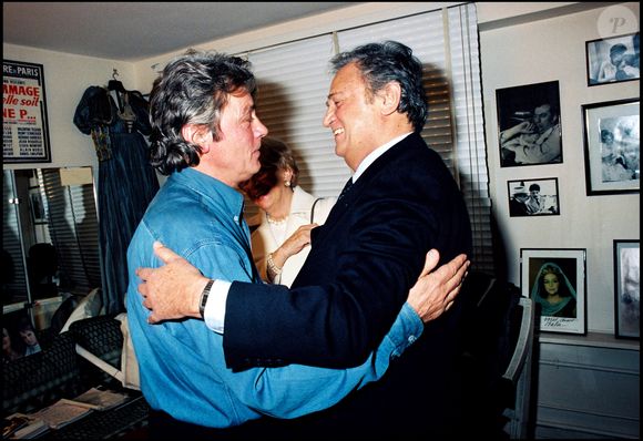 Alain Delon et Roger Hanin en 1998 au théâtre de Paris.