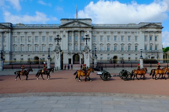 Illustration - Le couple royal d'Angleterre au départ du palais de Buckingham pour l'ouverture officielle du parlement britannique au palais de Westminster à Londres. Le 17 juillet 2024