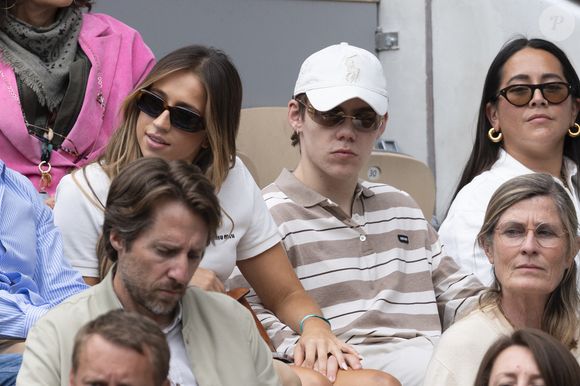Kid Laroi et sa compagne Tate McRae dans les tribunes lors des Internationaux de France de Tennis de Roland Garros 2025. Paris, le 26 mai 2025. © Jacovides-Moreau/Bestimage
