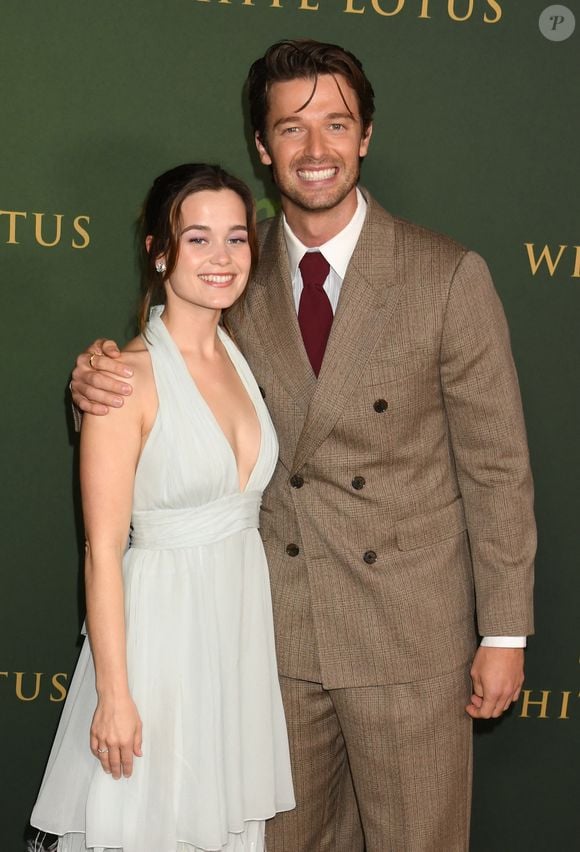 Sarah Catherine Hook et Patrick Schwarzenegger à l'avant-première de The White Lotus saison 3 au Paramount Studios le 10 février 2025 à Los Angeles.