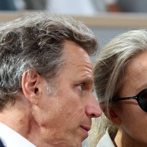 Anne-Sophie Lapix et son mari Arthur Sadoun en tribunes lors des Internationaux de France de Tennis de Roland Garros 2025, à Paris, France, le 6 juin 2025. © Jacovides-Moreau/Bestimage