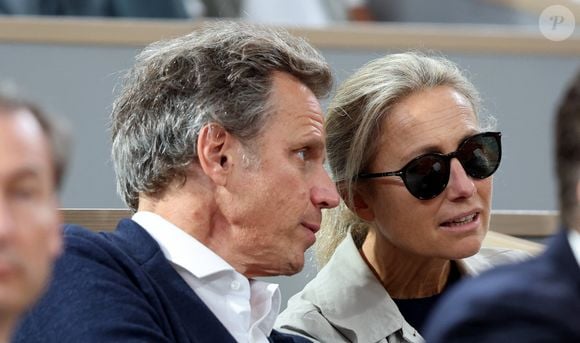 Anne-Sophie Lapix et son mari Arthur Sadoun en tribunes lors des Internationaux de France de Tennis de Roland Garros 2025, à Paris, France, le 6 juin 2025. © Jacovides-Moreau/Bestimage