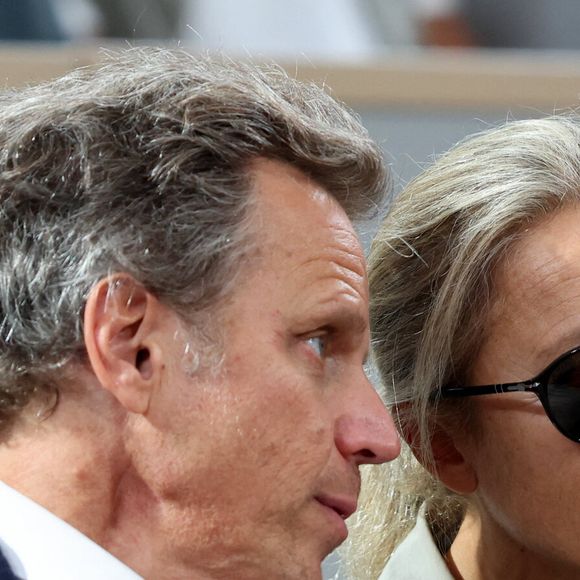 Anne-Sophie Lapix et son mari Arthur Sadoun en tribunes lors des Internationaux de France de Tennis de Roland Garros 2025, à Paris, France, le 6 juin 2025. © Jacovides-Moreau/Bestimage