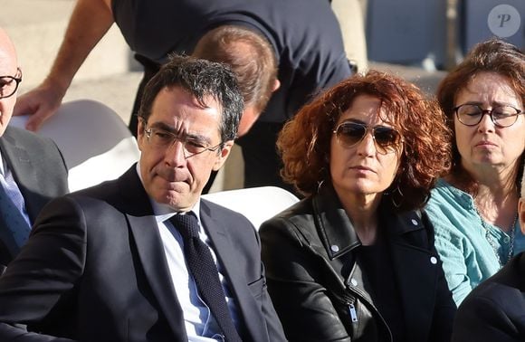 Darius Rochebin et Isabelle Saporta lors de l'hommage à Hélène Carrère d’Encausse aux Invalides à Paris le 3 octobre 2023. © Dominique Jacovides / Bestimage