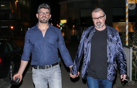 Mais aussi à Fadi Fawaz qui fût le dernier partenaire en date de George Michael... Si c'est bien lui qui retrouva le chanteur inanimé, son nom ne figure pas parmi les héritiers.

George Michael vu en balade avec son petit ami, Fadi Fawaz à Zurich, en Suisse, le 4 juillet 2015. Photo Splash/Abaca