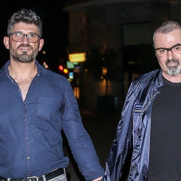 Mais aussi à Fadi Fawaz qui fût le dernier partenaire en date de George Michael... Si c'est bien lui qui retrouva le chanteur inanimé, son nom ne figure pas parmi les héritiers.

George Michael vu en balade avec son petit ami, Fadi Fawaz à Zurich, en Suisse, le 4 juillet 2015. Photo Splash/Abaca