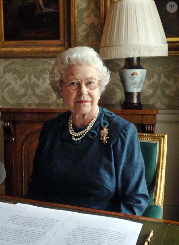 La reine Elisabeth II d'Angleterre - Regency Room à Buckingham Palace le 10 mars 2006
Agence / Bestimage