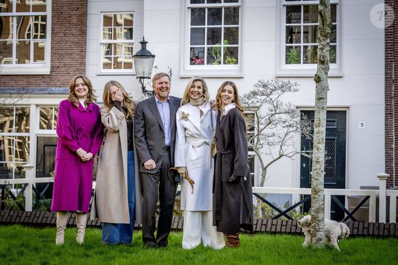 La reine Maxima, le roi Willem-Alexander, La princesse Catharina-Amalia, la princesse Alexia, la princesse Ariane des Pays-Bas et le chien Mambo lors de la séance photo d'automne de la famille royale néerlandaise au Béguinage d'Amsterdam, Pays-Bas, le 29 novembre 2024. © Dana Press/Bestimage