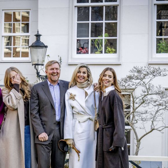 La reine Maxima, le roi Willem-Alexander, La princesse Catharina-Amalia, la princesse Alexia, la princesse Ariane des Pays-Bas et le chien Mambo lors de la séance photo d'automne de la famille royale néerlandaise au Béguinage d'Amsterdam, Pays-Bas, le 29 novembre 2024. © Dana Press/Bestimage