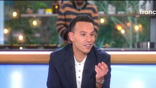 "Mais ça ne va pas, qu'est ce qui vous arrive ?" : Mohamed Bouhafsi recadre l'un de ses invités, un chanteur, dans C à Vous