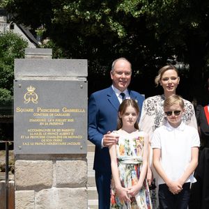 Le Prince Albert II de Monaco et la Princesse Charlène de Monaco avec leurs enfants le Prince Jacques de Monaco et la Princesse Gabriella de Monaco lors de l'inauguration du Square de la Princesse Gabriella à Vic-sur-Cère, France, le 9 juillet 2025. Photo by David Niviere/ABACAPRESS.COM