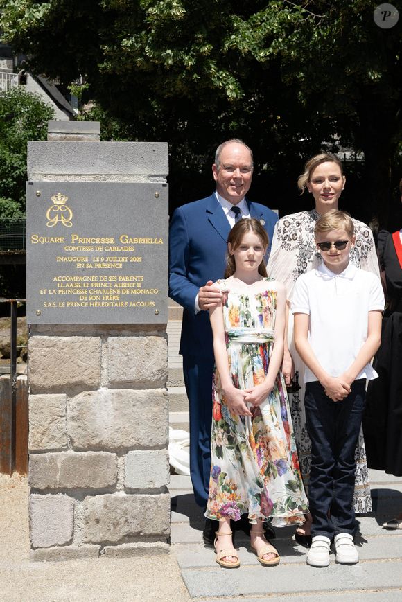 Le Prince Albert II de Monaco et la Princesse Charlène de Monaco avec leurs enfants le Prince Jacques de Monaco et la Princesse Gabriella de Monaco lors de l'inauguration du Square de la Princesse Gabriella à Vic-sur-Cère, France, le 9 juillet 2025. Photo by David Niviere/ABACAPRESS.COM