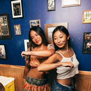 Exclusif -  Jade et Joy, les filles de Laeticia Hallyday, sont allées se faire tatouer "Mamour" en hommage à l'histoire d'amour de leurs parents. Laeticia a toujours appelé Johnny "Mamour". Elles sont allées chez le tatoueur Julien de Karas Tatoo à Saint Barthélemy. Il a exceptionnellement accepté de tatouer Joy qui est mineure car il a été ému par sa volonté de se faire ce tatouage hautement symbolique
Saint Barthélemy, le 14 août 2025
© Sam Delpech / Bestimage