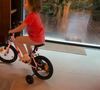 Ce choix respecte parfaitement les recommandations des experts pour cet âge.

Vitaa filme sa fille Noa qui fait du vélo à deux roues.