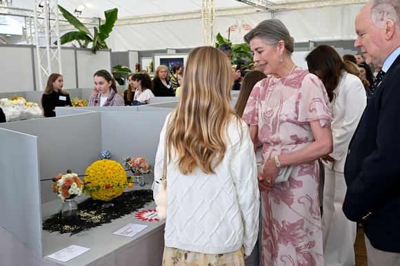 Le prince Albert II de Monaco, la princesse Caroline de Hanovre et Melanie De Massy guidés par la vice présidente du Garden Club Mme Cécilia Casiraghi ont inauguré le 57ème Concours International de Bouquets à Monaco, le 9 mai 2025. © Bruno Bebert/Bestimage