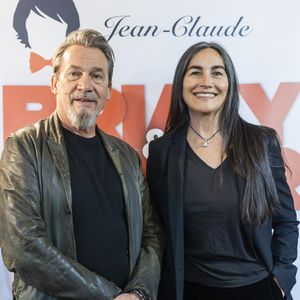 Florent Pagny est marié à Azucena, mère de ses deux enfants Inca et Aël.

Florent Pagny, Coralie Baroux, Azucena Caamaño - Première de la pièce "Jean-Claude et Josephine, une histoire vraie jamais racontée" au théâtre de Passy à Paris.

© Benjamin Babiz / Bestimage