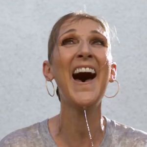À la fin de la vidéo de présentation où plusieurs artistes ont repris le titre "Un musicien parmi tant d’autres", Céline a chanté le dernier vers de la chanson.

Céline Dion a fait une apparition remarquée, dimanche 6 octobre, dans une vidéo en amont d’une rencontre de football américain entre Pittsburgh Steelers et les Dallas Cowboys
Photo : NBC via Bestimage