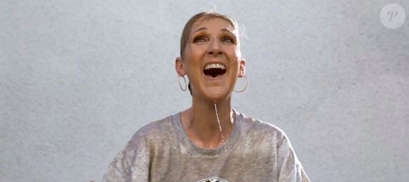 À la fin de la vidéo de présentation où plusieurs artistes ont repris le titre "Un musicien parmi tant d’autres", Céline a chanté le dernier vers de la chanson.

Céline Dion a fait une apparition remarquée, dimanche 6 octobre, dans une vidéo en amont d’une rencontre de football américain entre Pittsburgh Steelers et les Dallas Cowboys
Photo : NBC via Bestimage