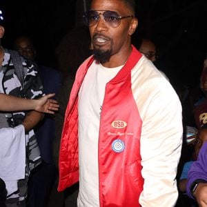 Jamie Foxx arrive au match d'ouverture de la saison NBA entre les Lakers et les Clippers au Crypto.Com Arena à Los Angeles, le 20 octobre 2022.