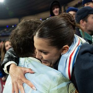 Exclusif - Antoine Dupont, Iris Mittenaere lors du match de rugby du Tournoi des Six Nations France contre Angleterre au Stade de France à Saint-Denis le 14 mars 2026. © AGENCE / BESTIMAGE