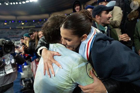 Exclusif - Antoine Dupont, Iris Mittenaere lors du match de rugby du Tournoi des Six Nations France contre Angleterre au Stade de France à Saint-Denis le 14 mars 2026. © AGENCE / BESTIMAGE