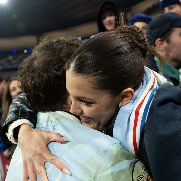 Exclusif - Antoine Dupont, Iris Mittenaere lors du match de rugby du Tournoi des Six Nations France contre Angleterre au Stade de France à Saint-Denis le 14 mars 2026. © AGENCE / BESTIMAGE