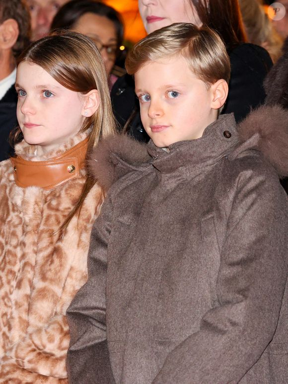 Le prince Albert II de Monaco, la princesse Charlene, leurs enfants, la princesse Gabriella et le prince héréditaire Jacques ont inauguré le marché de Noël sur le port Hercule à Monaco, le 5 décembre 2025. © Claudia Albuquerque/Bestimage