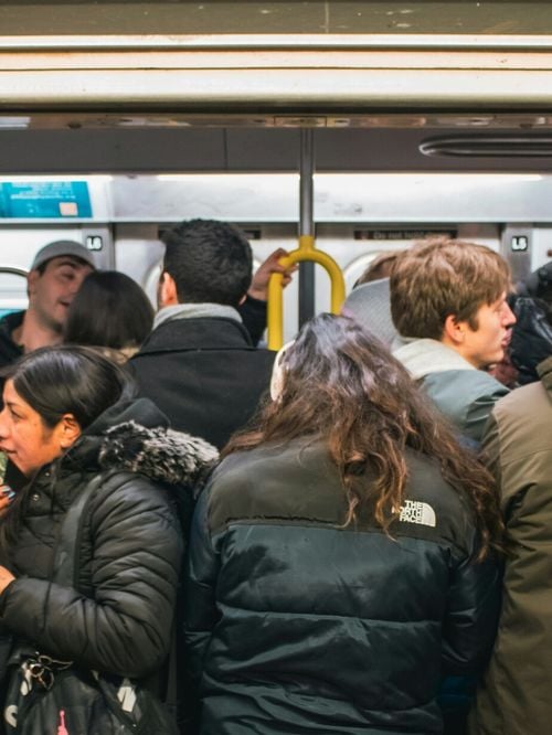 Vous entrez dans le métro avant que les autres ne sortent ? La psychologie explique pourquoi ce comportement ne fait pas forcément de vous une personne irrespectueuse