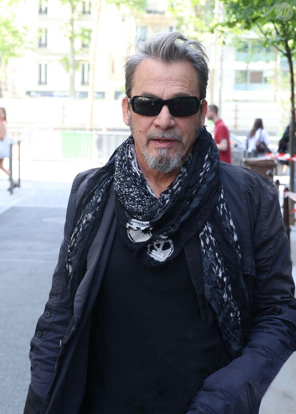 Florent Pagny quitte les studios RTL à Neuilly-sur-Seine le 2 Mai 2025. © Denis Guignebourg/BestImage