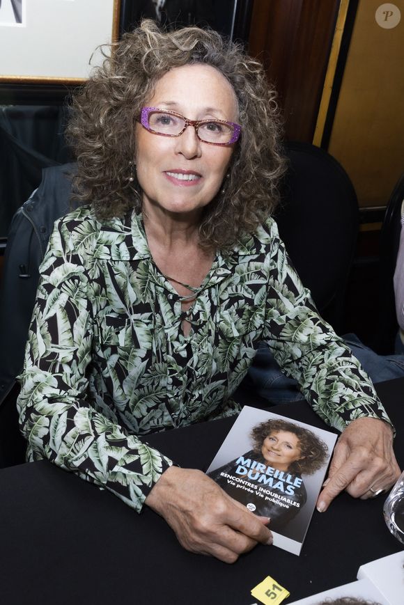 “Ma mère me disait souvent : Ton corps t'appartient et tu as le droit de choisir le moment où tu pars ou en tous cas les conditions dans lesquelles tu vas partir".


Mireille Dumas - Librairie éphémère au Fouquet's lors des remises du Prix du Livre de l'Art de Vivre Parisien, le 08/06/2022 - © Jack Tribeca / Bestimage