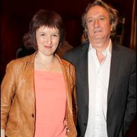 "Quand on est veuve, on est veuve de quelqu’un" : Anne Roumanoff évoque son ex-mari Philippe Vaillant, père de ses filles, qui s'est éteint il y a 4 mois