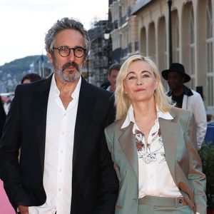 Frédéric Chaudier et Emmanuelle Béart au tapis rouge du 38ème festival du film de Cabourg, France, le 14 juin 2024. Les Journées romantiques du 38ème Festival du film de Cabourg (Calvados) auront lieu du 12 au 16 juin. © Coadic Guirec/Bestimage