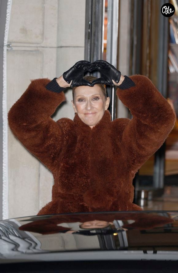 "Ça va être un rituel, tu le mets dans ta poche, tu me le donnes. Tu m’as fait le coup l’autre soir, la semaine passée", lui lance-t-elle.

Céline Dion est de retour à l'hôtel Royal Monceau après un concert à la Plénitude Arena à Paris La Défense le 9 octobre 2026. © Christophe Aubert / Bestimage