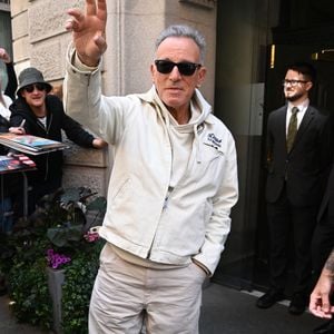 Et même en trois heures de show, la forme est là. À se demander même comment il fait. À quoi carbure Springsteen ? 


Au Manchester Hôtel, Bruce Springsteen rencontre ses fans le 21 mai 2025 Backgrid UK/ Bestimage