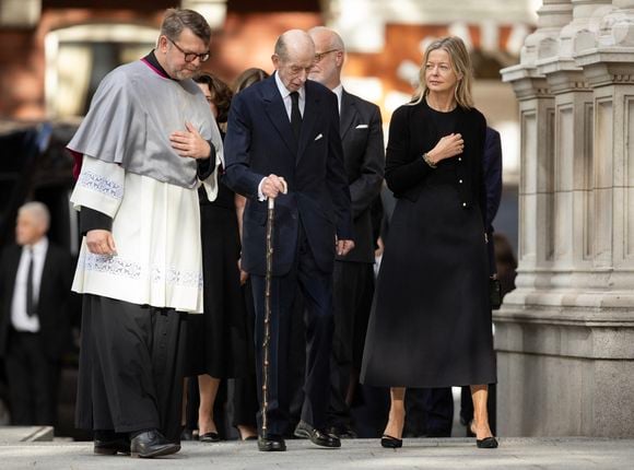 Son mari Edward, qui l'avait épousée il y a plus de 60 ans
 
Le duc de Kent et Lady Helen Taylor - Arrivée du cercueil de la duchesse de Kent en l'abbaye de Westminster à Londres le 15 septembre 2025 Dana Press / Bestimage