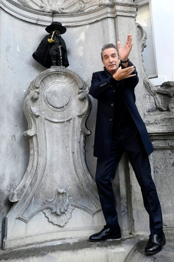 Jean Dujardin reçoit la Médaille d'Honneur de la Ville de Bruxelles et visite le Manneken-pis habillé d'un costume de Zorro pour l'occasion à Bruxelles, Belgique, le 28 novembre 2024. © Didier Lebrun/PhotoNews/Bestimage