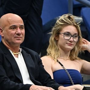 Une belle rencontre qui s'est tenue au Louis Armstrong Stadium, niché dans le USTA Billie Jean King National Tennis Center de Flushing Meadows, dans le Queens (New York). 

Flushing Meadows, New York  Novak Djokovic a affronté le talentueux Learner Tien au stade Louis Armstrong de l'USTA Billie Jean King National Tennis Center à Flushing, dans le Queens sous les yeux d'Andre Agassi et sa fille Jaz Ella Agassi.