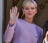 Elle avait opté pour un tailleur pantalon noir sous lequel elle portait une chemise blanche, des boucles d'oreille pendantes et une mini-pochette
La princesse Charlène de Monaco - La famille princière de Monaco au balcon du palais, à l'occasion de la Fête Nationale de Monaco, le 19 novembre 2024. © Jacovides-Bebert/Bestimage