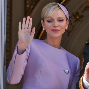 Elle avait opté pour un tailleur pantalon noir sous lequel elle portait une chemise blanche, des boucles d'oreille pendantes et une mini-pochette

La princesse Charlène de Monaco - La famille princière de Monaco au balcon du palais, à l'occasion de la Fête Nationale de Monaco, le 19 novembre 2024. © Jacovides-Bebert/Bestimage