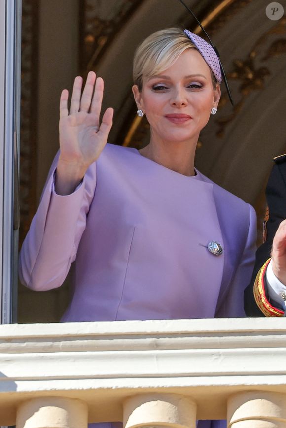 Elle avait opté pour un tailleur pantalon noir sous lequel elle portait une chemise blanche, des boucles d'oreille pendantes et une mini-pochette

La princesse Charlène de Monaco - La famille princière de Monaco au balcon du palais, à l'occasion de la Fête Nationale de Monaco, le 19 novembre 2024. © Jacovides-Bebert/Bestimage